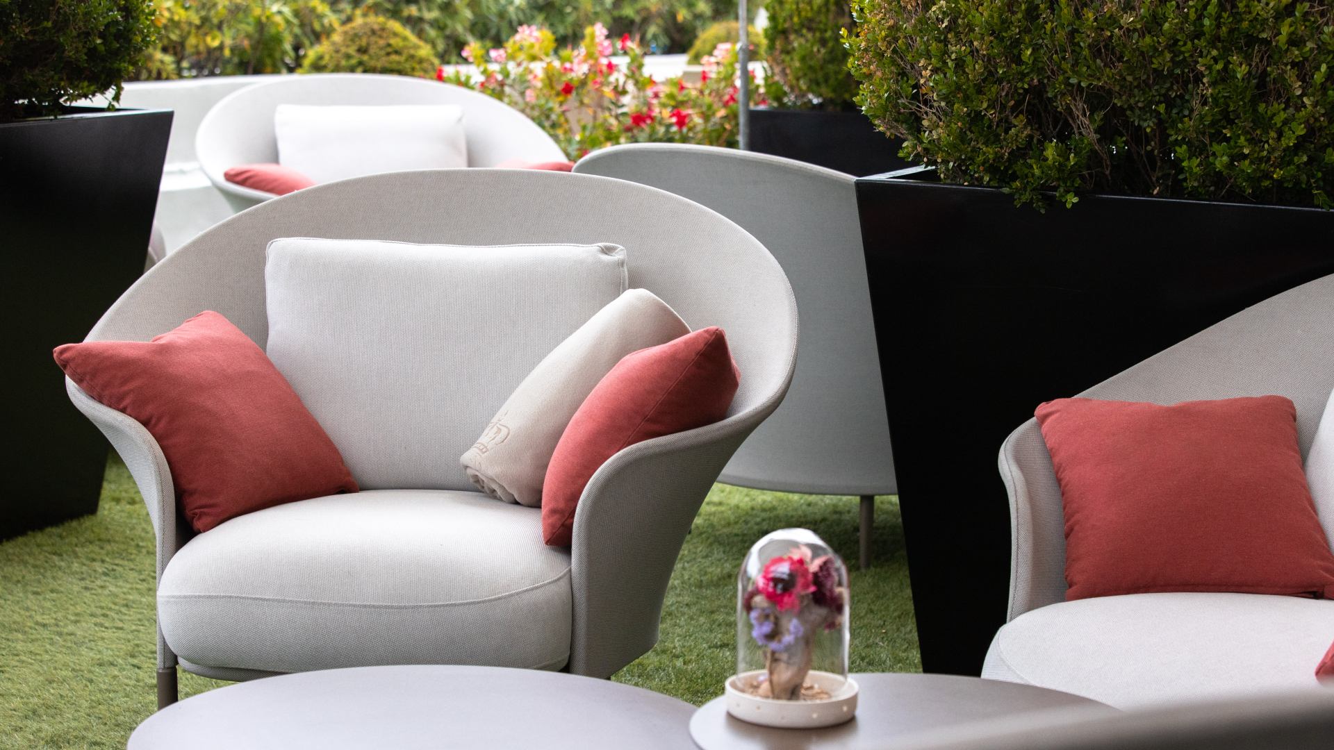 Le-Chantecler-terrasse-@gregoire-gardette-I41914191-hd.jpg