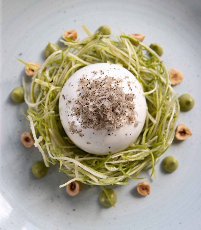 Le-Negresco-La-Rotonde-Burrata-des-pouilles-aux-asperges-vertes-noisette-et-vinaigrette-truffe-cGregoire-Gardette-1152-BD.jpg