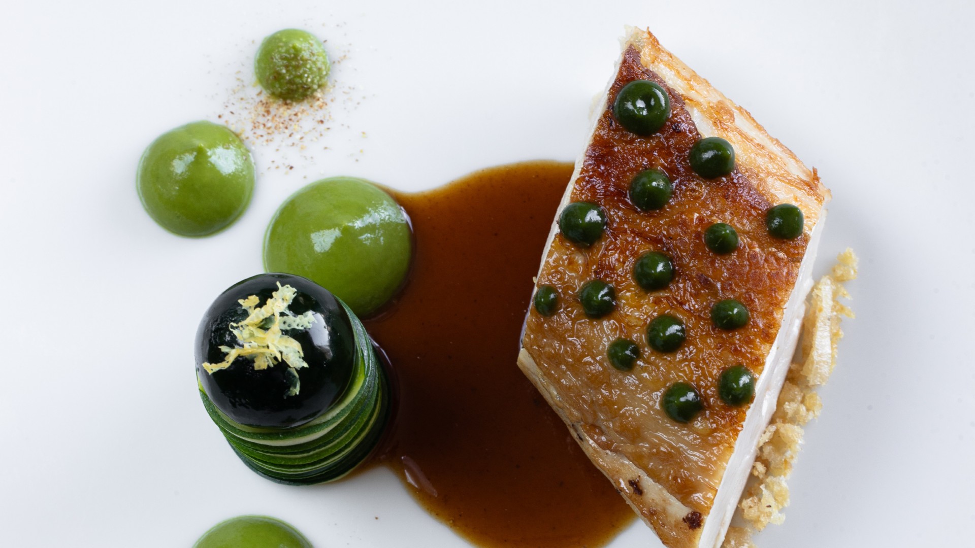 LeNegresco-LeChantecler-Merou-grille-marinade-poivre-vert-courgette-fleur-c-Gregoire-Gardette-4602-HD.jpg