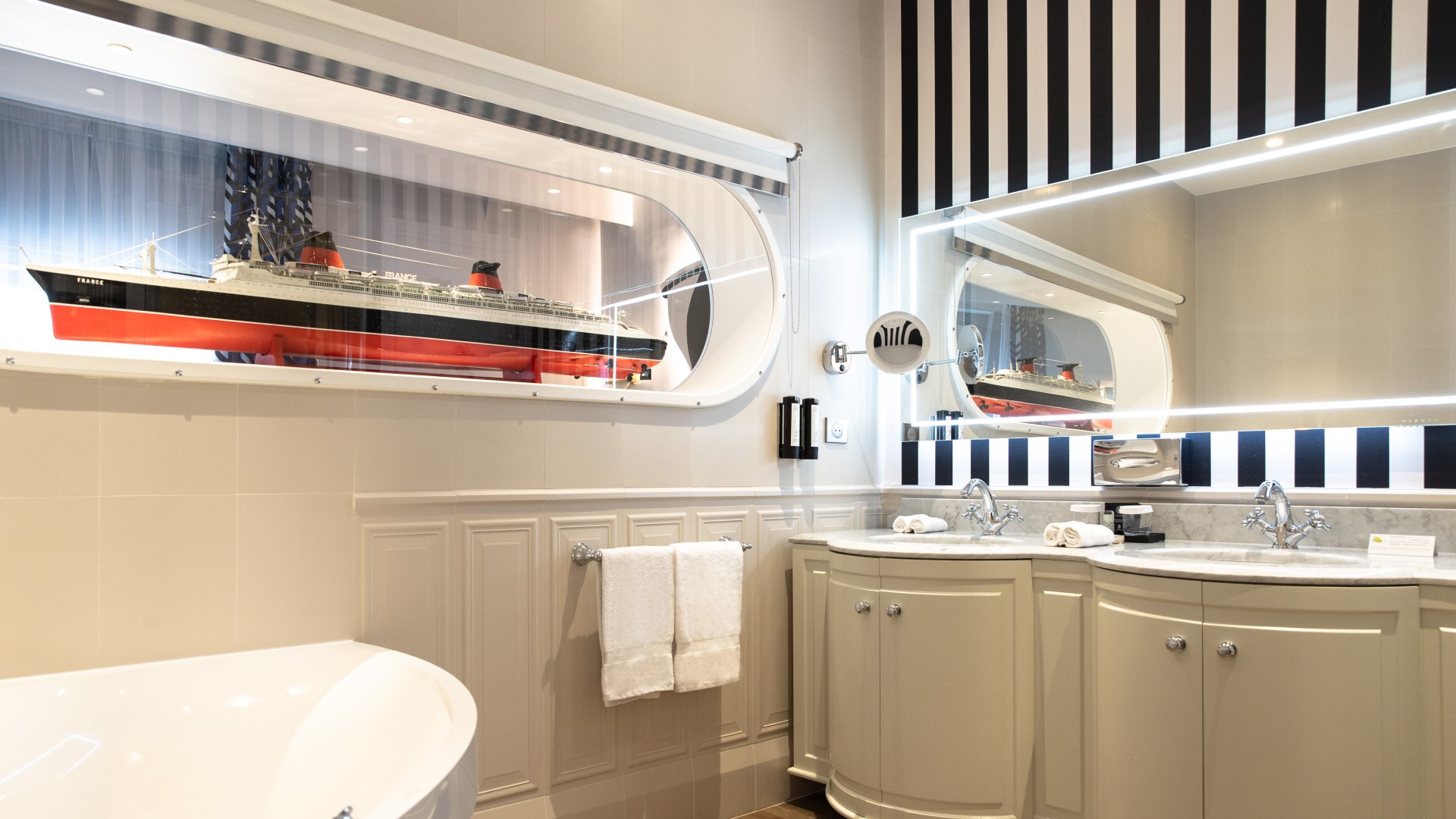 Le-Negresco-Jr-Suite-Le-France-c-Gregoire-Gardette-575-HD.jpg