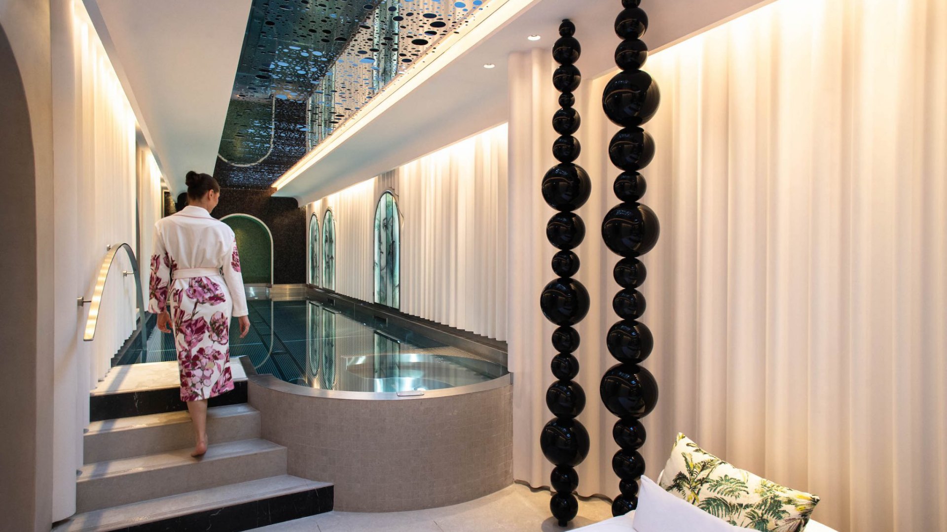 Le-Negresco-N-Le-Spa-La-piscine-c-Gregoire-Gardette-9950-BD-2048x1365-1.jpg