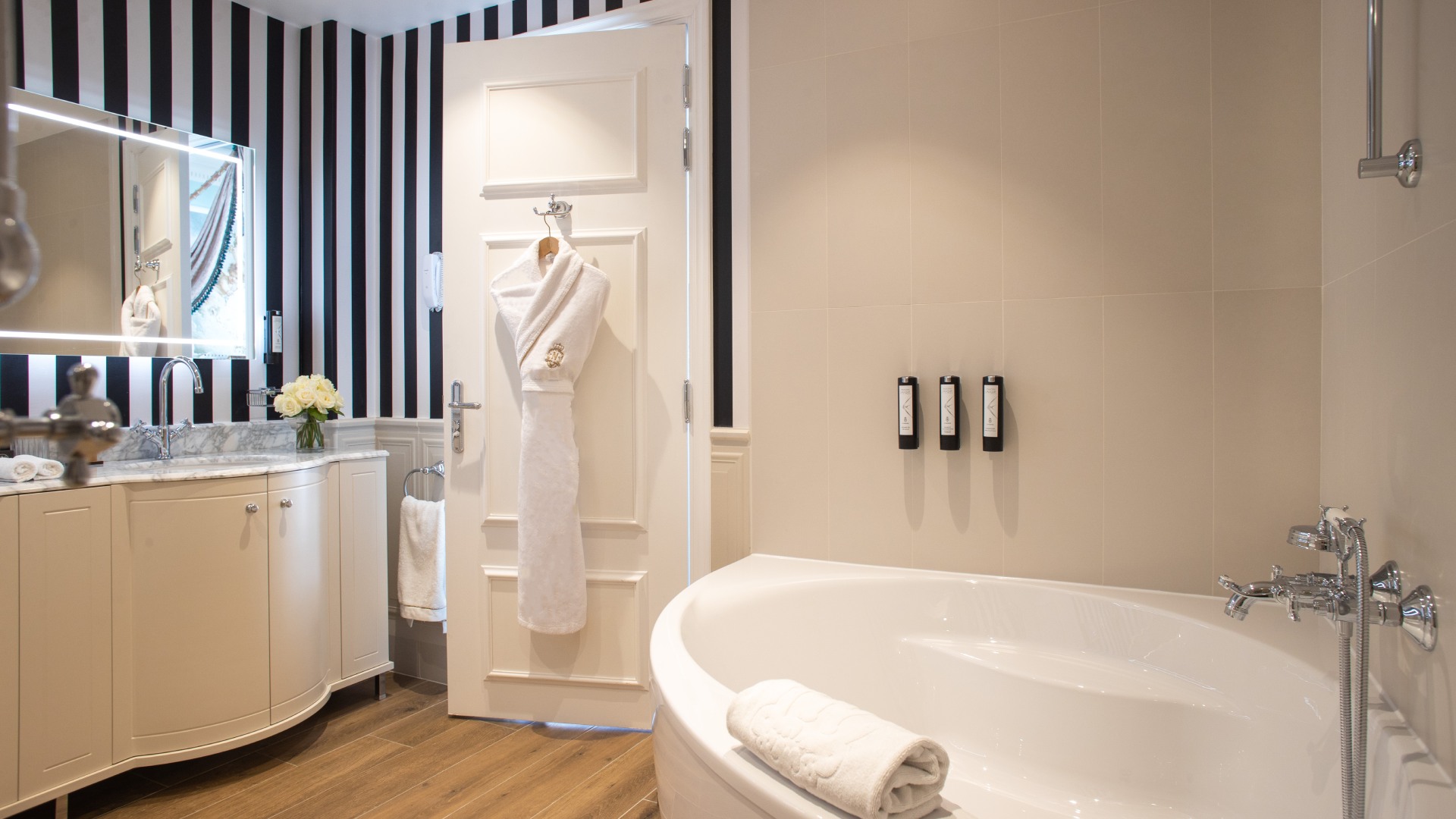 Le-Negresco-ch127-Jr-Suite-La-VenitiennecGregoire-Gardette-0999-HD.jpg