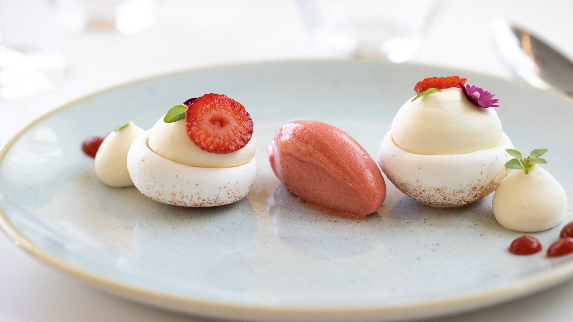 Le-Negresco-La-Rotonde-Meringue-croquante-fraises-creme-basilic-sorbet-fraisecGregoire-Gardette-0900-BD.jpg