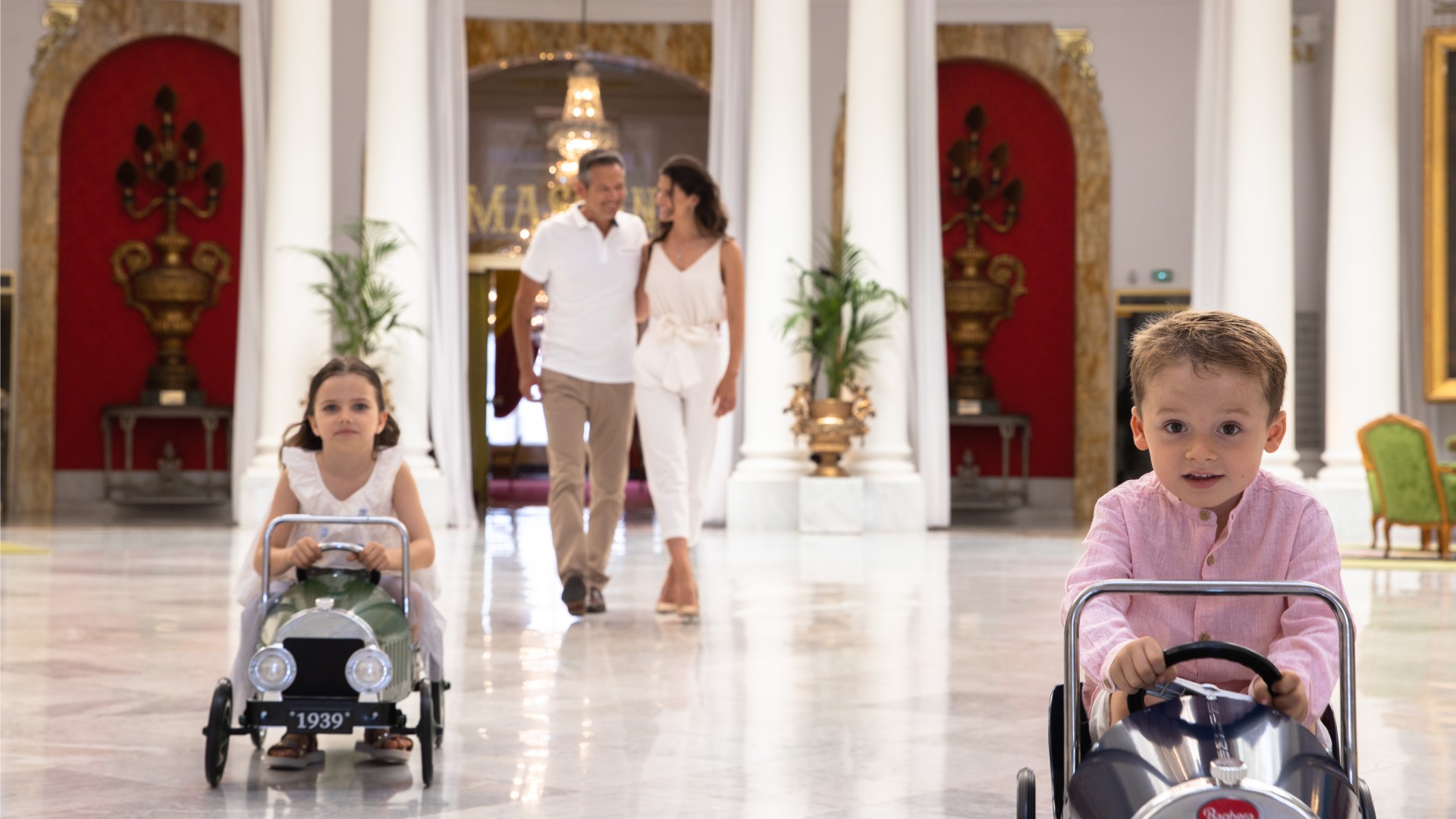 Le-Negresco-Le-Salon-Royal-famille-c-Gregoire-Gardette-3115-HD.jpg