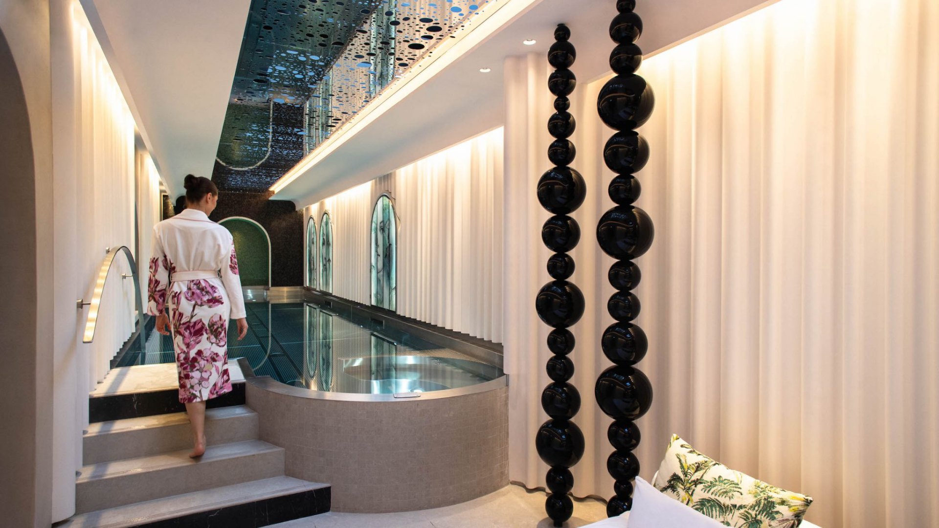 Le-Negresco-N-Le-Spa-La-piscine-c-Gregoire-Gardette-9950-BD-2048x1365-2.jpg