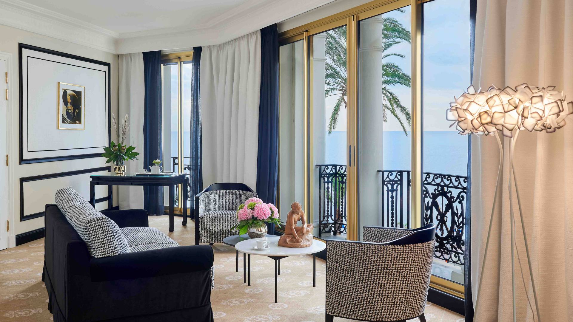 Le-Negresco_ch227-Jr-Suite-La-ParisiennecAnthony-Lanneretonne_006-BD-1.jpg